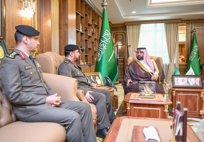 أمير جازان يبحث تعزيز الأمن مع مدير شرطة المنطقة
