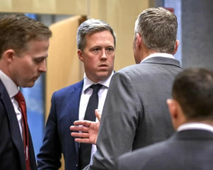 مفاوضات أمريكية روسية في أبوظبي وماكرون يحذر من استسلام أوكرانيا