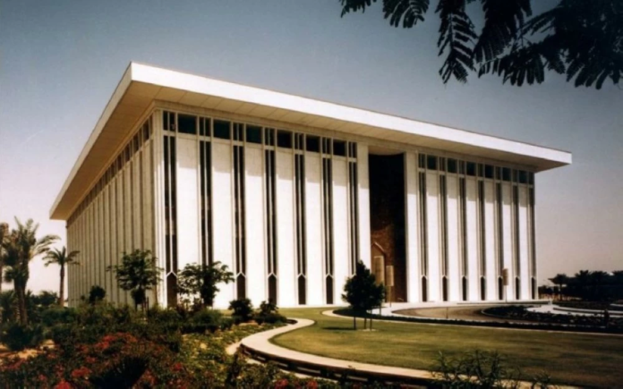 ساما تمنع البنوك من الخوض في السياسة: تفاصيل القرار وأبعاده