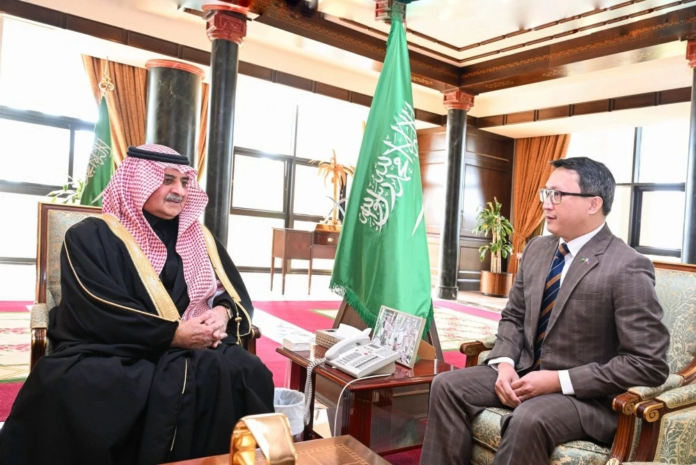 أمير تبوك يستقبل القنصل العام للفلبين ويبحث التعاون المشترك