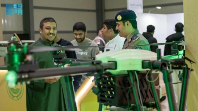 الدفاع المدني يستعرض طائرة بحث وإنقاذ في معرض الطيران 2025