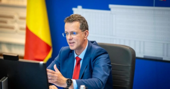 استقالة وزير الدفاع الروماني بسبب فضيحة شهادته الجامعية