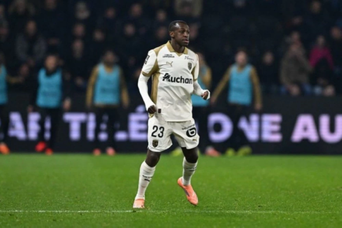 سعود عبدالحميد يتصدر الدوري الفرنسي مع لانس بعد الفوز على أنجيه