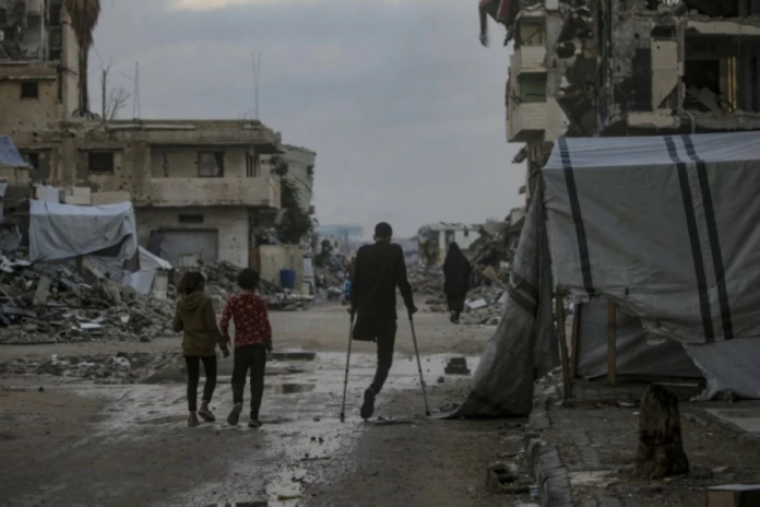 المنخفض الجوي يضرب غزة: تفاقم معاناة النازحين وكوارث الشتاء