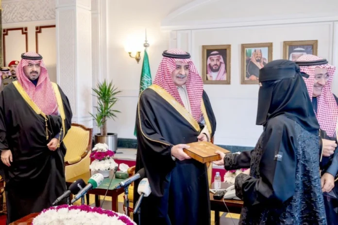 أمير تبوك يسلم 448 وحدة سكنية لمستفيدي الإسكان التنموي