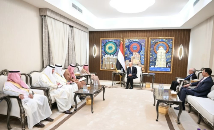 العليمي: الرعاية الخليجية خارطة طريق لسلام اليمن المستدام