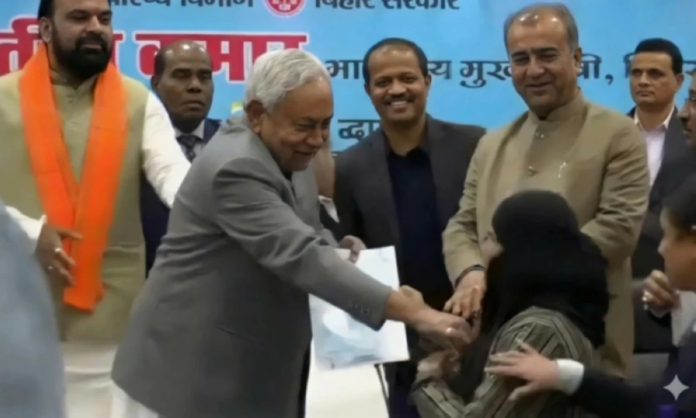 مسؤول هندي يجبر طبيبة على نزع الحجاب: تفاصيل الأزمة وتداعياتها