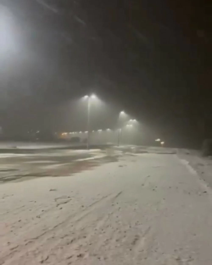 شاهد الثلوج تغطي جبال أجا في حائل: لوحة شتوية ساحرة