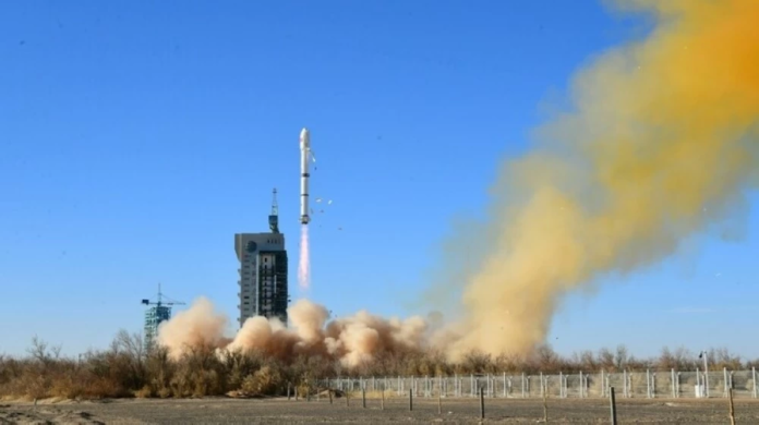 الصين تطلق قمر اتصالات متقدم: تعزيز تكنولوجيا الفضاء