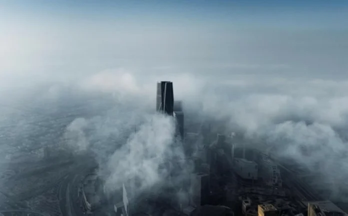 الأرصاد السعودية: تحذير من ضباب كثيف ورياح نشطة بـ 9 مناطق