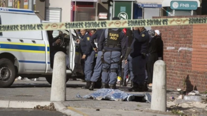 مقتل 10 أشخاص في إطلاق نار بجنوب أفريقيا: التفاصيل الكاملة
