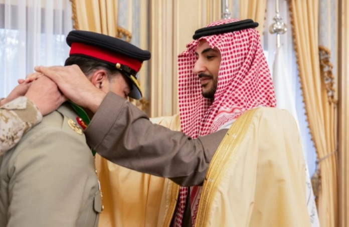 تعزيز العلاقات السعودية الباكستانية: وسام الملك عبدالعزيز لقائد الجيش الباكستاني