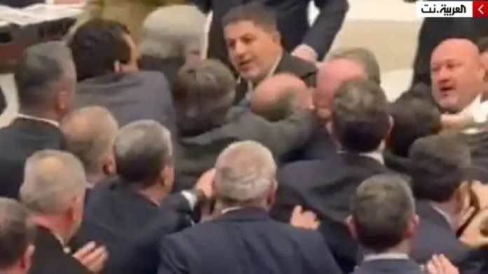 عراك بالبرلمان التركي يعلق الجلسات: توترات سياسية