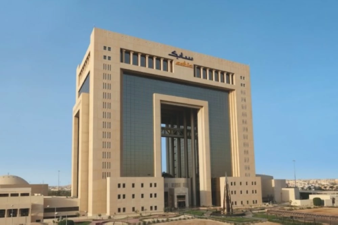سهم سابك: أدنى سعر في 17 عاماً وتحديات قطاع البتروكيماويات