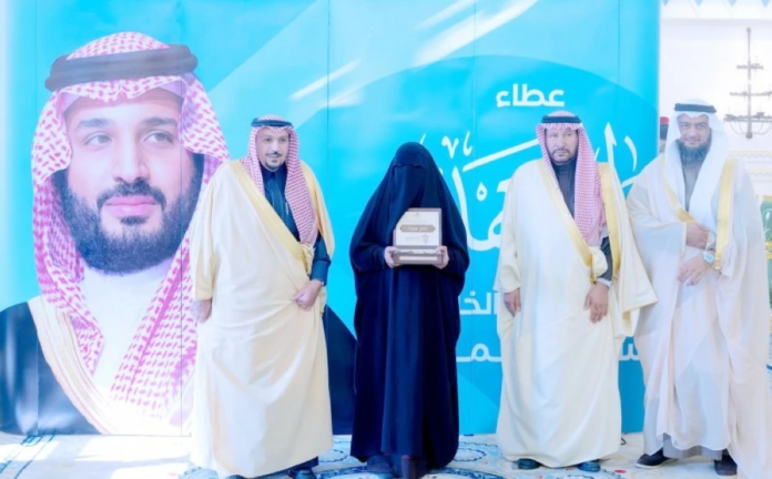 أمير القصيم يسلم وثائق تملّك الوحدات السكنية بمبادرة ولي العهد