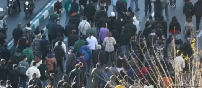 ترمب يدعو متظاهري إيران للمواصلة ويعد بالمساعدة