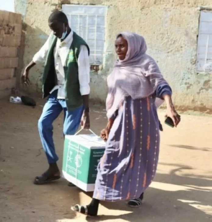 مركز الملك سلمان للإغاثة يوزع 1200 سلة غذائية بكوستي السودان