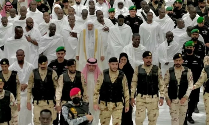 رئيس السنغال يؤدي العمرة: دلالات روحية وسياسية