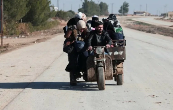 الجيش السوري يتهم قسد بعرقلة ممر دير حافر الإنساني