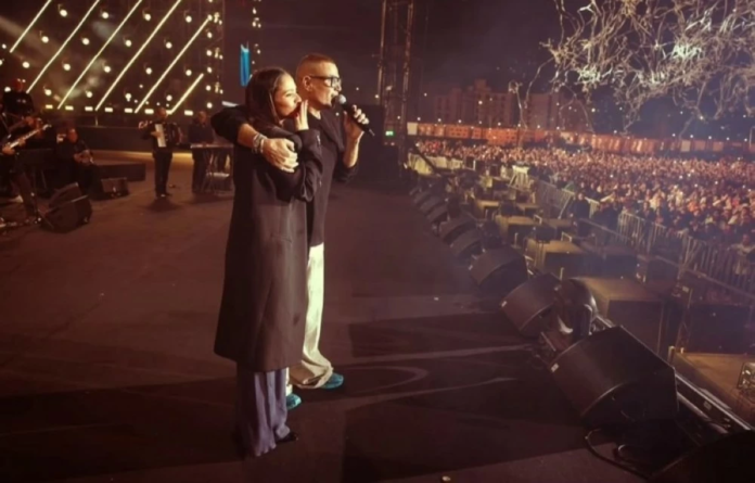 جنا عمرو دياب تشارك والدها الغناء: لحظة تاريخية في حفل الهضبة