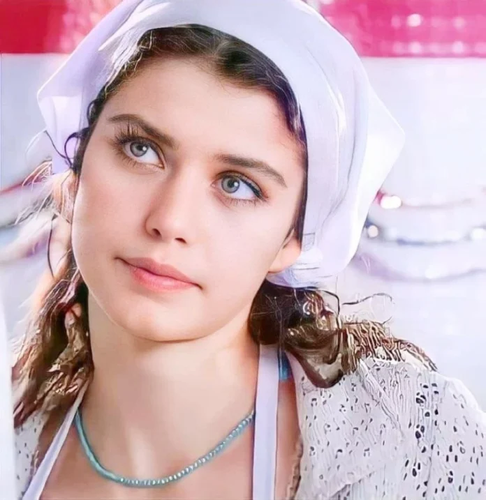 بيرين سات تغني: نجمة العشق الممنوع تطلق أولى أغنياتها