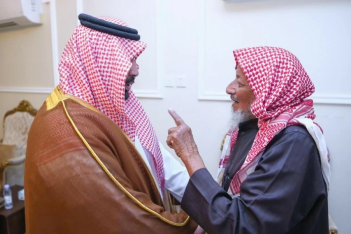 أمير جازان يعزي شيخ بني شراحيل: تعزيز الروابط الاجتماعية