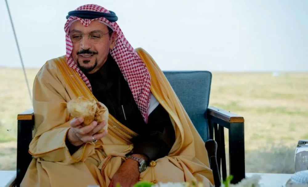 صورة لأمير القصيم خلال زيارته لمزارع الفقع