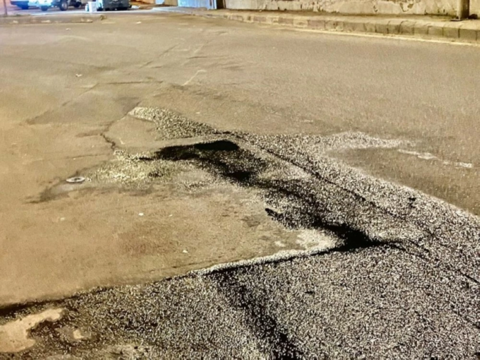 بلدية خميس مشيط تستجيب لمطالب سفلتة شارع حيوي