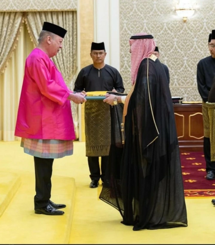 السفير الأحمدي يقدم أوراق اعتماده لملك ماليزيا | تعزيز العلاقات