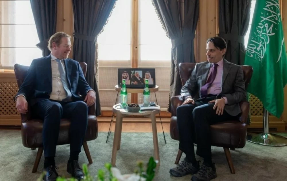صورة للقاء وزيري الخارجية السعودي والهولندي