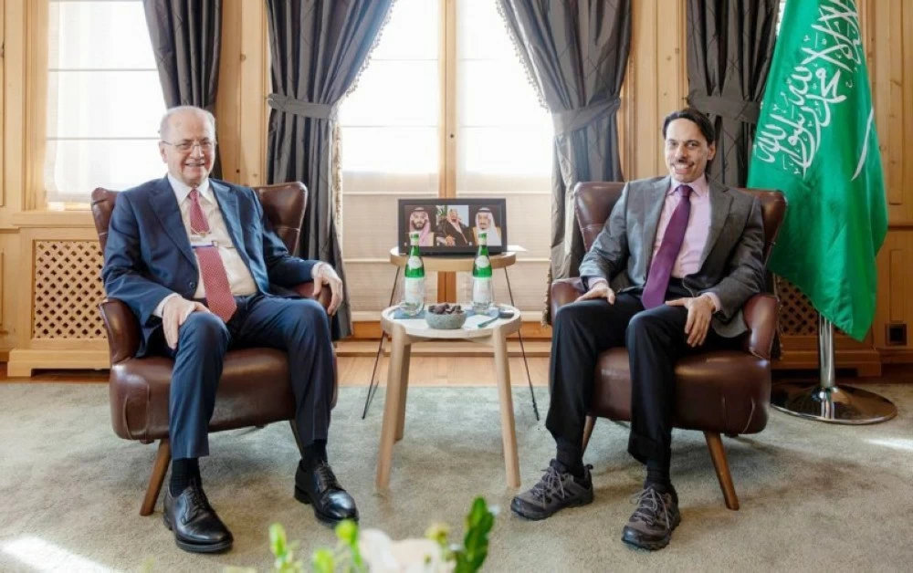 صورة للقاء وزير الخارجية السعودي ورئيس الوزراء الفلسطيني