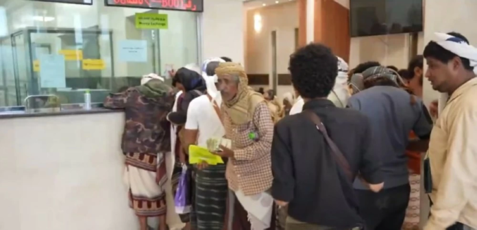 بدعم سعودي: صرف مرتبات العسكريين اليمنيين يعزز الاستقرار