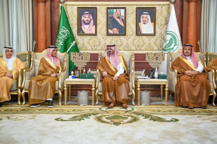 نائب أمير جازان يبحث تعزيز الاستثمار مع أمناء الغرف التجارية