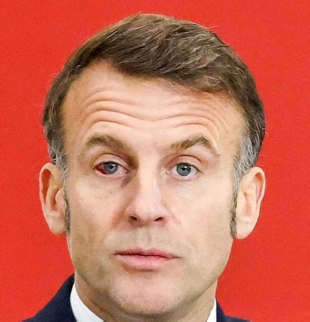 صورة للرئيس الفرنسي إيمانويل ماكرون بعين حمراء في دافوس