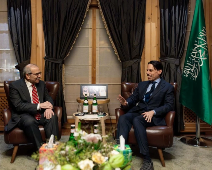 لقاء وزير الخارجية السعودي ورئيس وزراء لبنان في دافوس