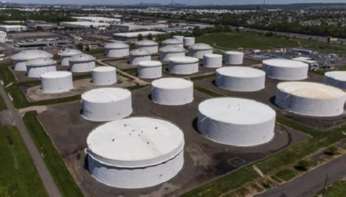 مخزونات النفط الأمريكية ترتفع خلافاً للتوقعات: تحليل وتأثير