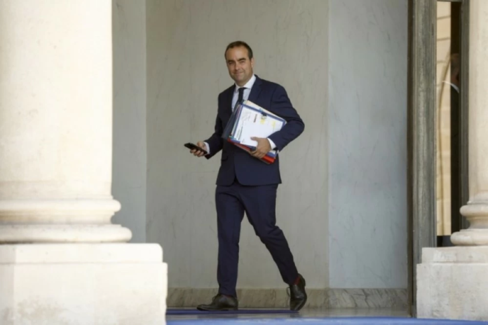 الحكومة الفرنسية تنجو من حجب الثقة: المادة 49.3 وتحديات الأغلبية