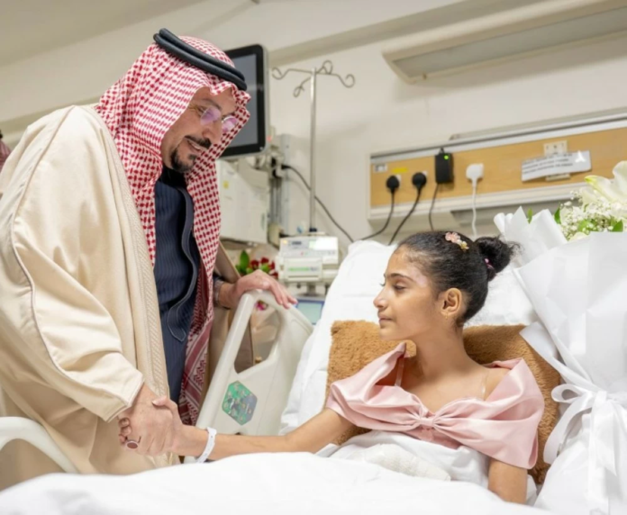 أمير القصيم يزور الطفلة العنود الطريفي ويطمئن على صحتها