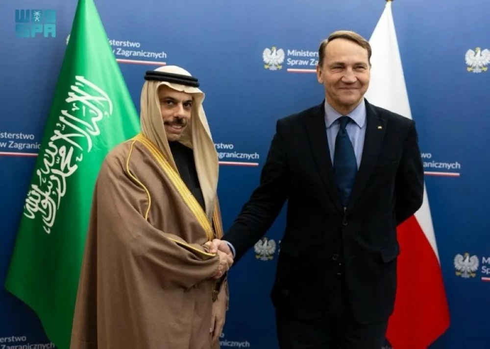 صورة للقاء وزير الخارجية السعودي ونظيره البولندي