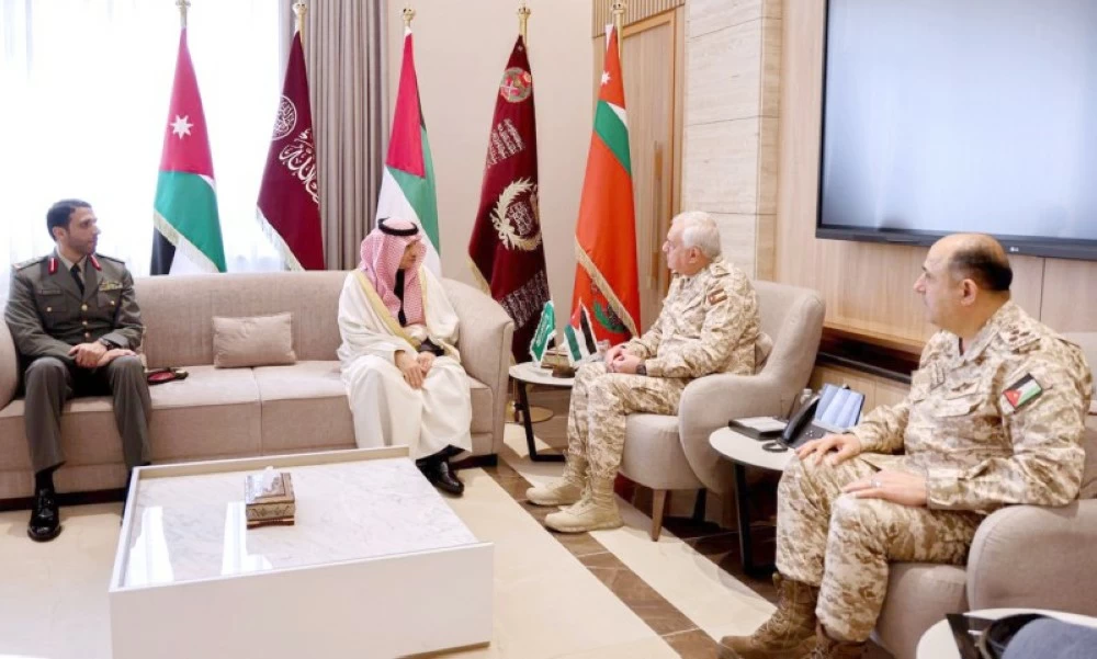 صورة للقاء السفير السعودي ورئيس الأركان الأردني