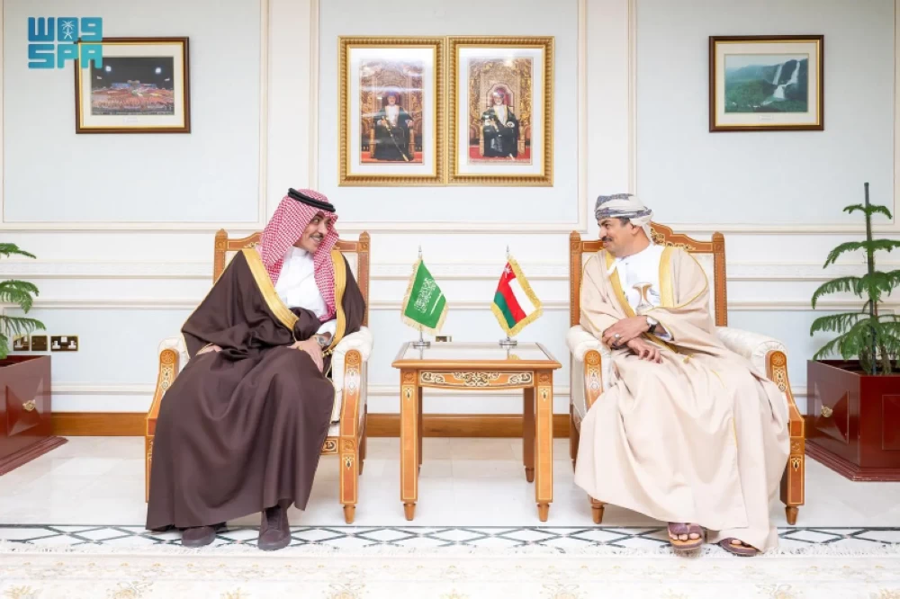 وزير الإعلام السعودي سلمان الدوسري ونظيره العُماني