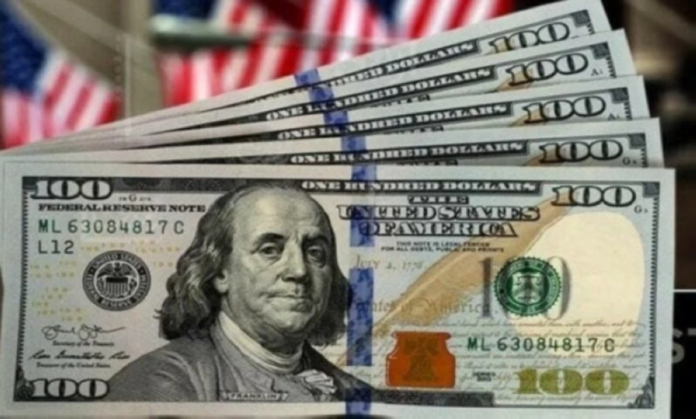 الدولار يتراجع لأدنى مستوى منذ 2022: الأسباب والتداعيات