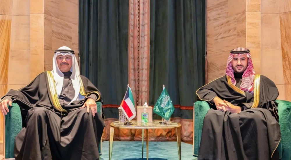 وزير الدفاع السعودي والكويتي يعززان التعاون الدفاعي