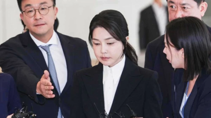 السيدة الأولى لكوريا الجنوبية: حكم بالسجن 20 شهراً بتهمة الفساد
