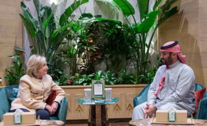 ولي العهد يستقبل هيلاري كلينتون: تعزيز العلاقات السعودية الأمريكية