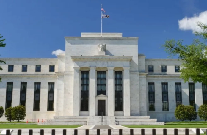 الفيدرالي الأمريكي يثبت الفائدة: الأسباب والتأثيرات الاقتصادية