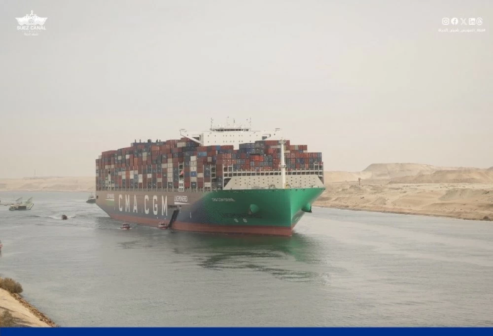 CMA CGM SEINE تعبر قناة السويس: أهمية الممر الملاحي العالمي