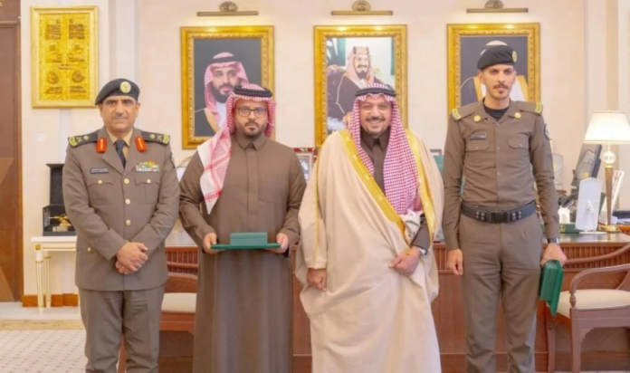 تكريم أمير القصيم لمواطن ورجل أمن أنقذا طفلة سودانية