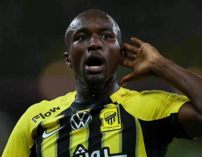 توتنهام يراقب موسى ديابي (أستون فيلا) وسط منافسة إنتر ميلان