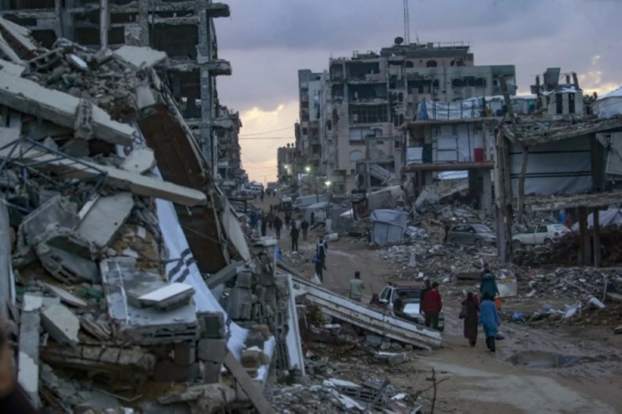 إسرائيل ترفض الانسحاب من غزة: شروط نزع سلاح حماس وتداعيات الأزمة